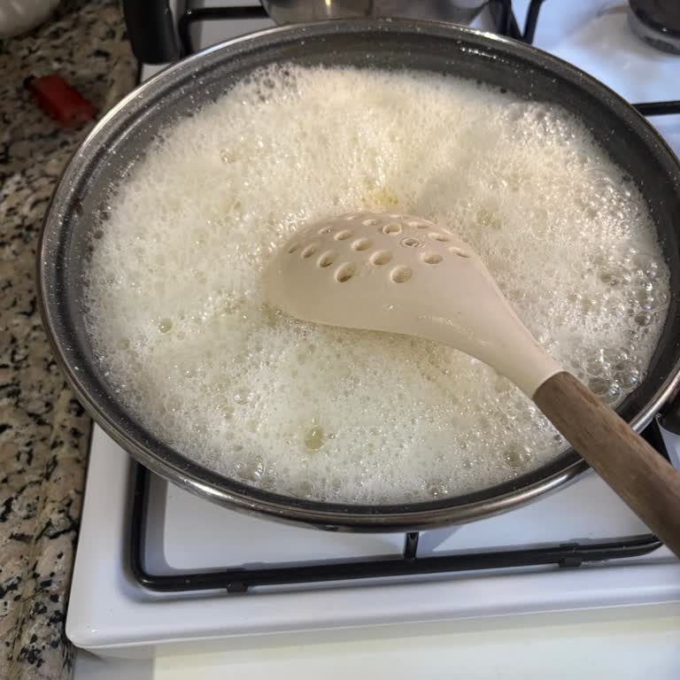 Kırlangıç Rafine Ayçiçek Yağının Köpürmesi, Güvenlik Endişesi Ve Para İadesi Talebi