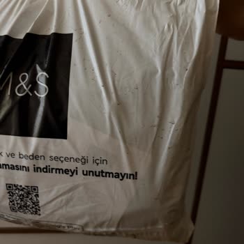 Marks & Spencer Deri Ceketin Çamurlu Ve Hijyenik Olmayan Paketlenmesi