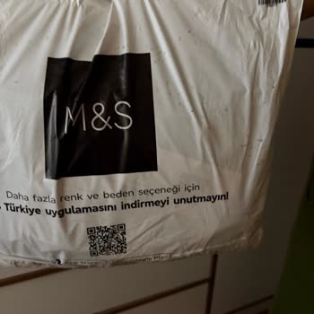 Marks & Spencer Deri Ceketin Çamurlu Ve Hijyenik Olmayan Paketlenmesi