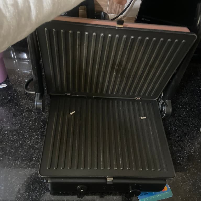 Beko TM-5046 Cr Tost Makinesinde Üretim Hatası Ve Menteşe Kırılması