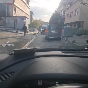 BİM Aracı Ters Yönde Duruyor