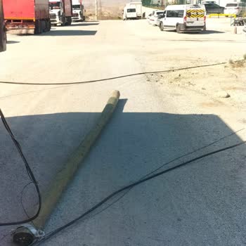 Akça Beton Kamyonunun Çarpmasıyla Düşen Telekom Direği Güvenliği Ve İnterneti Kesintiye Sokuyor