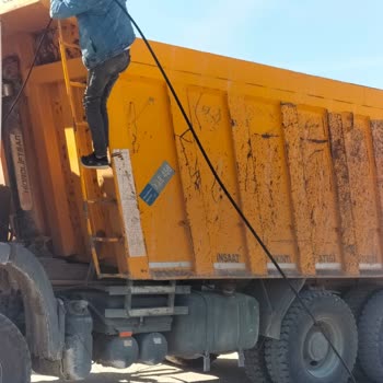 Akça Beton Kamyonunun Çarpmasıyla Düşen Telekom Direği Güvenliği Ve İnterneti Kesintiye Sokuyor