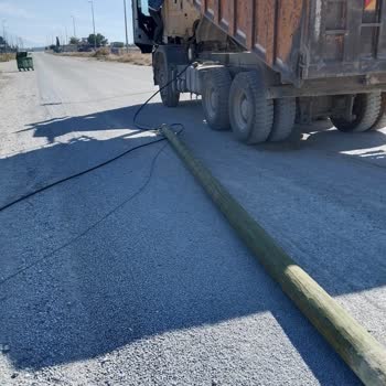 Akça Beton Kamyonunun Çarpmasıyla Düşen Telekom Direği Güvenliği Ve İnterneti Kesintiye Sokuyor