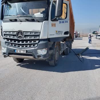 Akça Beton Kamyonunun Çarpmasıyla Düşen Telekom Direği Güvenliği Ve İnterneti Kesintiye Sokuyor