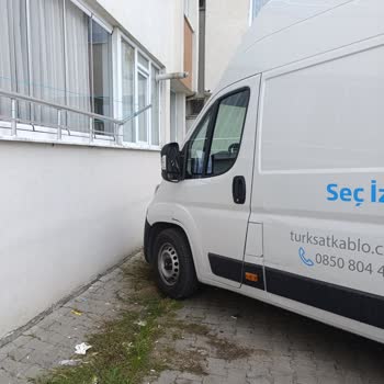 Kablo Net Bolu'da Balkon Mahremiyeti İçin TÜRKSAT Personelinin Yanlış Park Etmesi