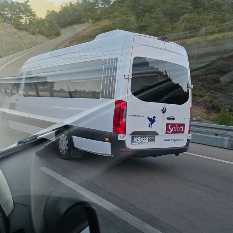 Kumluca Yönünde Mercedes Sprinter Servis Sürücüsü Nedeniyle Ciddi Trafik Tehlikesi