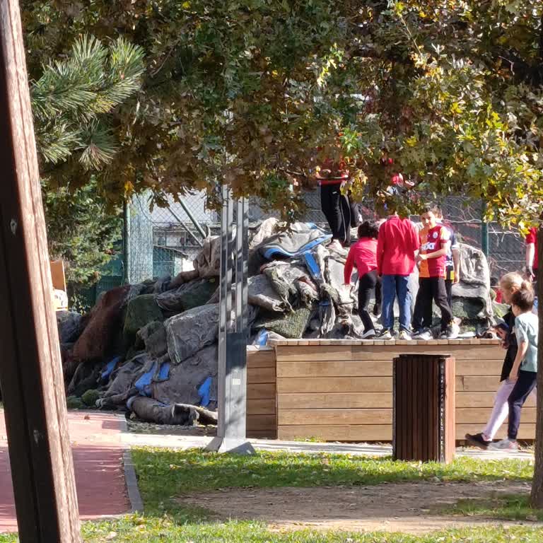 Üsküdar Parkı Yapay Çim Yığınıyla Çocuklar İçin Tehlikeli
