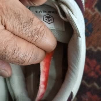 Lumberjack Spor Ayakkabısının Boyası Sızıyor, Çoraplar Kırmızıya Boyanıyor