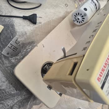 PTT Kargo Kuryenin Paketi Kapının Önüne Bırakması Ve Dikiş Makinesinin Hasar Görmesi