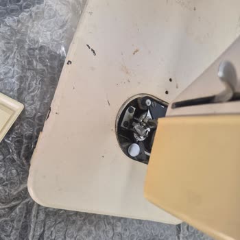 PTT Kargo Kuryenin Paketi Kapının Önüne Bırakması Ve Dikiş Makinesinin Hasar Görmesi