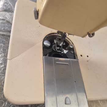 PTT Kargo Kuryenin Paketi Kapının Önüne Bırakması Ve Dikiş Makinesinin Hasar Görmesi