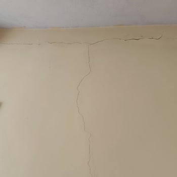 TOKİ Evindeki Kritik Deprem Hasarına Hızlı Çözüm Talebi
