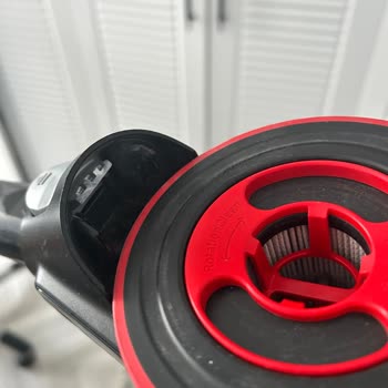 Bosch Unlimited 7 Dikey Süpürgede Toz Haznesi Bağlantı Dişi Aniden Kırıldı: Dayanıklılık Şikayeti