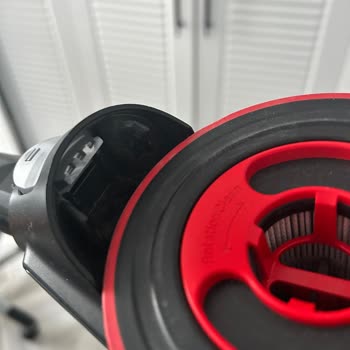 Bosch Unlimited 7 Dikey Süpürgede Toz Haznesi Bağlantı Dişi Aniden Kırıldı: Dayanıklılık Şikayeti