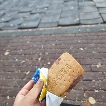 Adora Sandviç Dondurmasında Bisküvi Katmanı Eksik