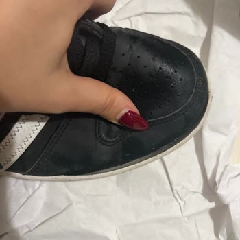 Adidas Spor Ayakkabının Tabanda Çözülmesi Ve Hızlı Değişim Talebi