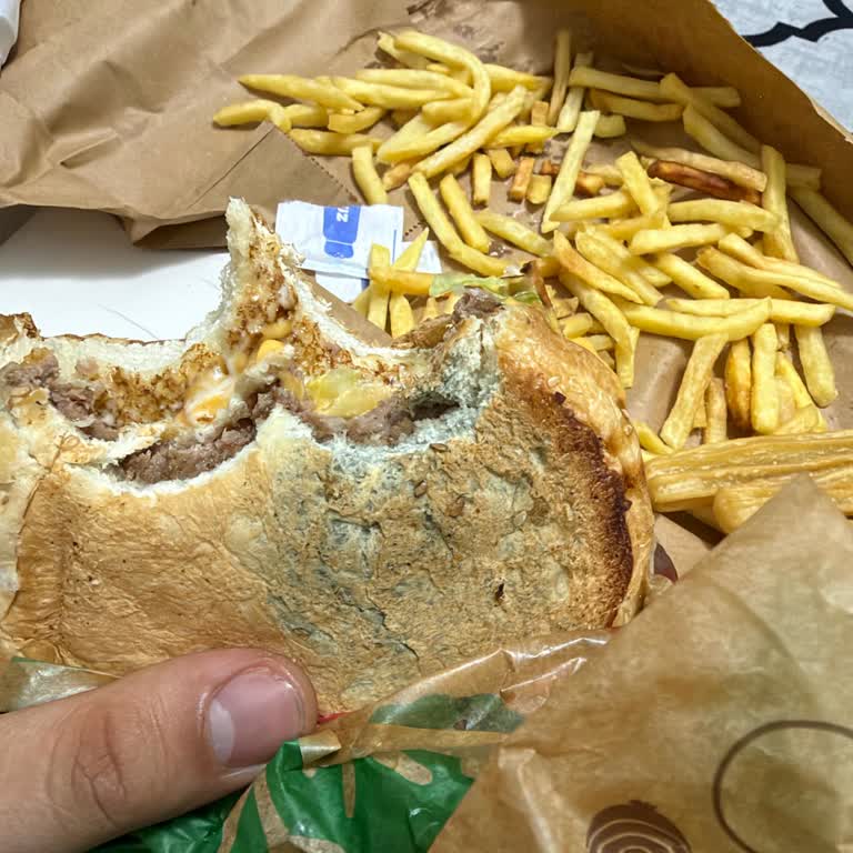 Burger King Siparişinde Eksik Ürünler Ve Küflü Ekmek İçin Tam İade Talebi