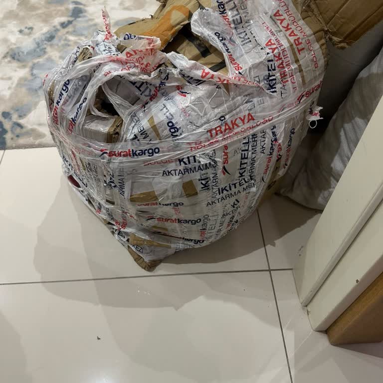 Sürat Kargo Paketi Yırtıldı Ve İçindekiler Çalındı