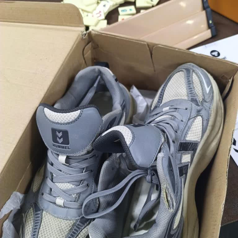Hummel Spor Ayakkabının İç Astarındaki Yırtı İçin Garanti Reddi Ve Ücretsiz Değişim Talebi
