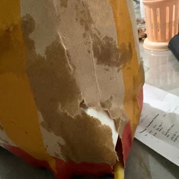 McDonald's Şubesinde Karton Bardaklı İçecekler Nedeniyle Siparişin Dökülmesi Ve Eksik İade