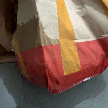 McDonald's Şubesinde Karton Bardaklı İçecekler Nedeniyle Siparişin Dökülmesi Ve Eksik İade