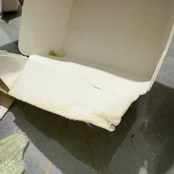 McDonald's Şubesinde Karton Bardaklı İçecekler Nedeniyle Siparişin Dökülmesi Ve Eksik İade