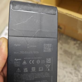 Dyson V16 Piston Serviste Oluşan Pil Çiziklerinden Değişim Talebi