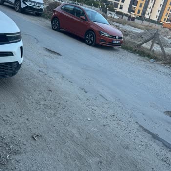 Efeler'de Bozuk Yol Asfaltlanmalı Ve Çukurlar Derhal Giderilmeli