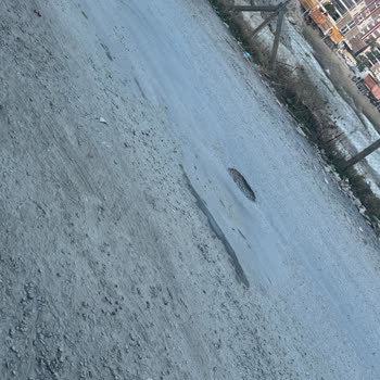 Efeler'de Bozuk Yol Asfaltlanmalı Ve Çukurlar Derhal Giderilmeli