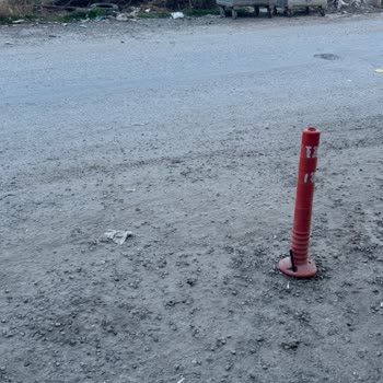 Efeler'de Bozuk Yol Asfaltlanmalı Ve Çukurlar Derhal Giderilmeli