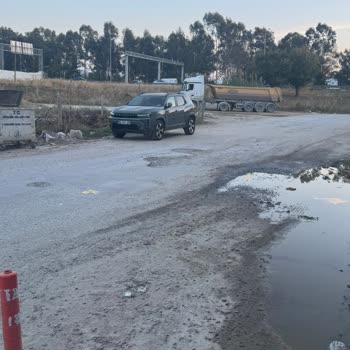 Efeler'de Bozuk Yol Asfaltlanmalı Ve Çukurlar Derhal Giderilmeli