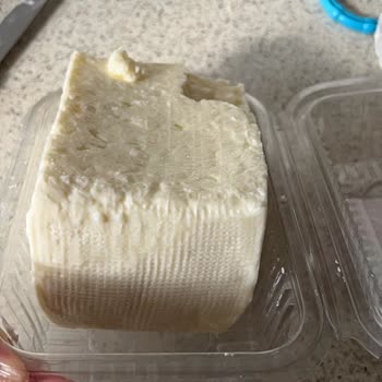 Ekici Lokum Kıvamındaki Beyaz Peynirde Sert Doku Ve Tat Bozulması