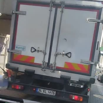 BİM Aracının Yolu Kapatması