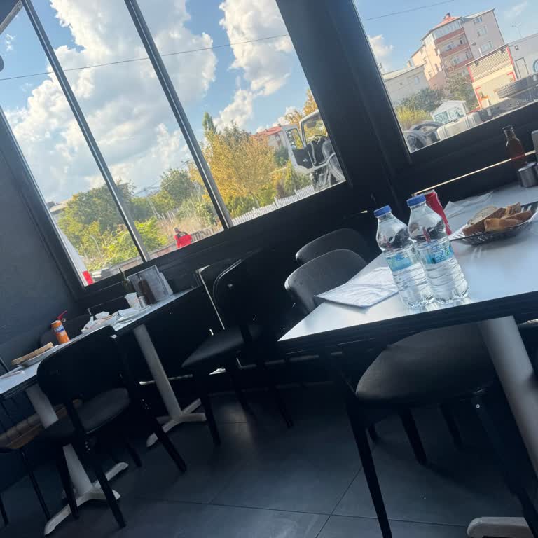 Sivas Suşehri Köfte Y**** Şubesinde Yavaş Servis Ve İlgisiz Personel