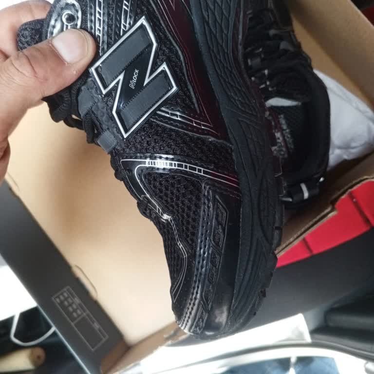 SuperStep Mağazasında New Balance Ayakkabısındaki Kat İzi Sorunu Nedeniyle Ürün Değişimi Talebi