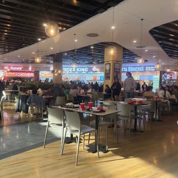 Burger King Şubesinde Patateslerin Tepsiye Fırlatılması Ve Çalışanın Saygısız Tutumu