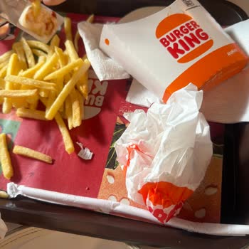 Burger King Şubesinde Patateslerin Tepsiye Fırlatılması Ve Çalışanın Saygısız Tutumu