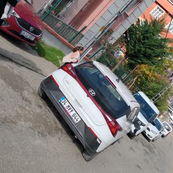 Tiktak Kiralık Araç Otopark Girişini Kapattı Ve Acil Hastaya Engel Oldu