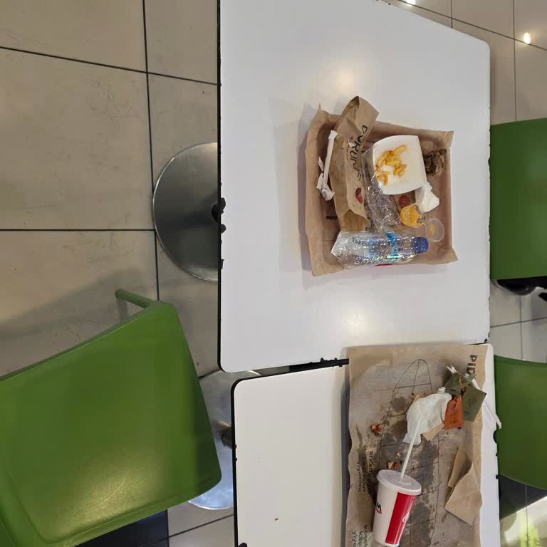 Arasta Park AVM’de Yemek Katı Ve Tuvalet Hijyeninde Yetersiz Temizlik