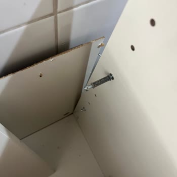 Vestel Servisinin Hatalı Montajı Mutfak Dolabına Sürekli Zarar Verdi