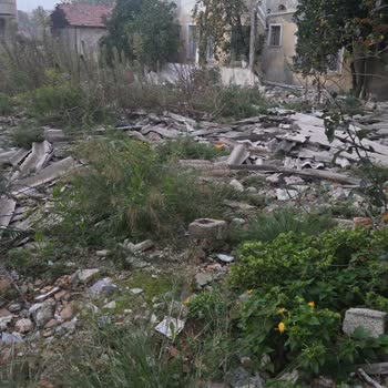 Defne 1679 Sokaktaki Yıkım Molozları Temizlenmedi, Sağlık Riski Oluştu