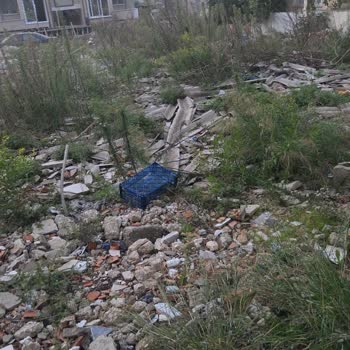 Defne 1679 Sokaktaki Yıkım Molozları Temizlenmedi, Sağlık Riski Oluştu