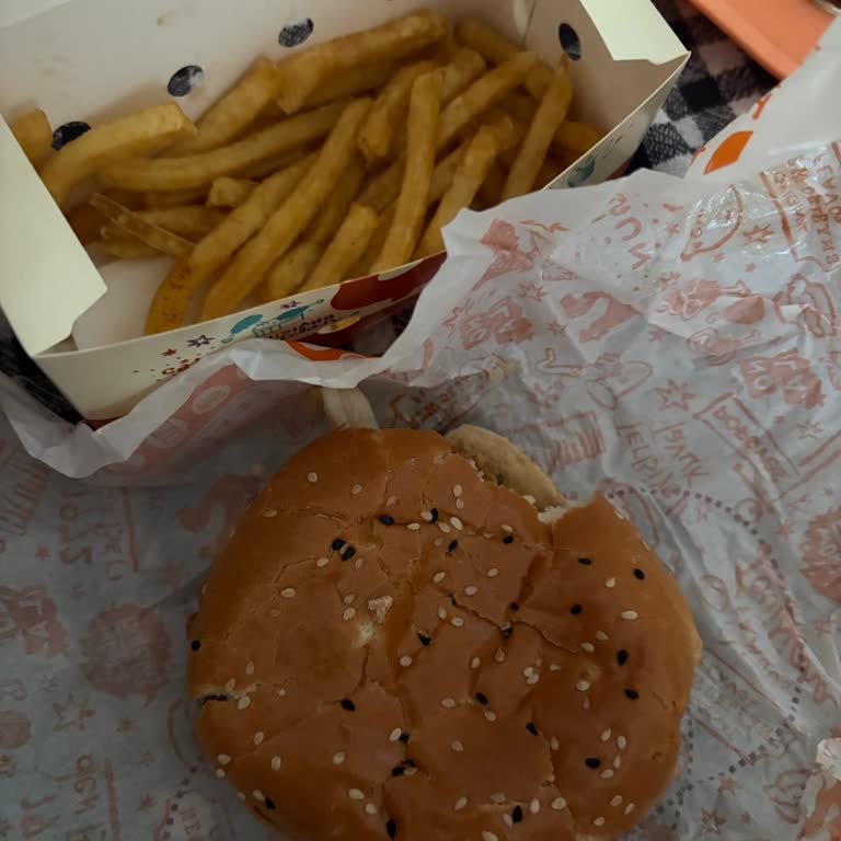 Popeyes Şubesinde Bayat Hamburger Ve Patates Kızartması Ücret İadesi Talebi