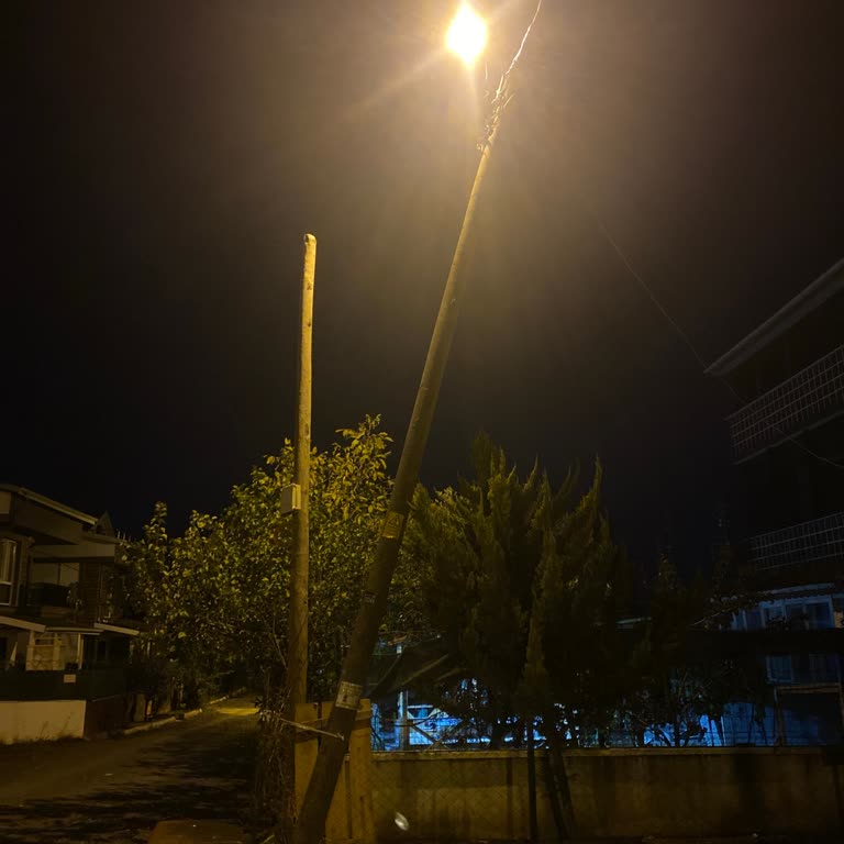 Acil Kontrol Ve Değişim Gerektiren Tehlikeli Eğik Elektrik Direği