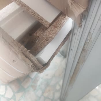 Özensiz Paketleme Ve Hasarlı Mobilya Nedeniyle Yanlış Teslimat Bilgisi
