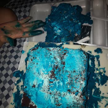 Seçen Gıda Mavi Boyalı Pastada Kalıcı Renk, Bayat Tat Ve Sağlık Endişesi