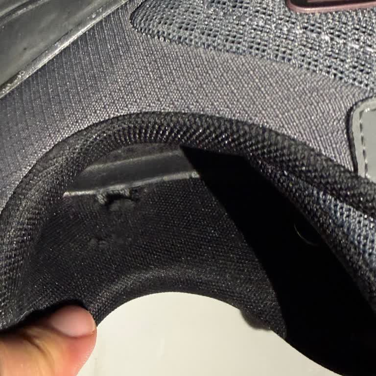 Skechers Ayakkabısının İç Astarı 6 Ayda Yırtıldı, Üretim Kusuru Reddedildi