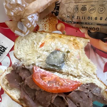 Usta Döner Şubesinde Düşük Kaliteli Ve Eksik Döner Sunumu
