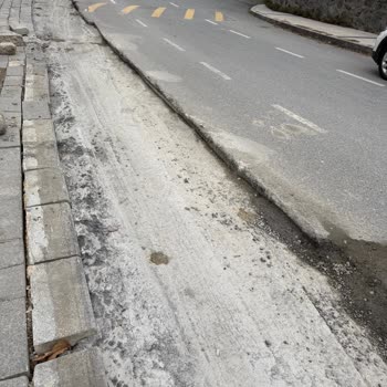 Beşiktaş'ta Kazılmış Yol Ve Açık Kablolar Nedeniyle Trafik Ve Otopark Sorunu